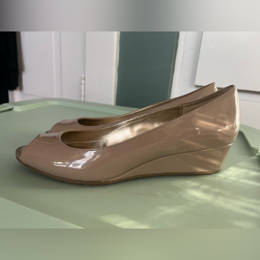 NWOT BANDOLINO Candra Womens Patent Leather Dressy Wedge Heels, Cafe Latte, 10 - Picture 3 of 5